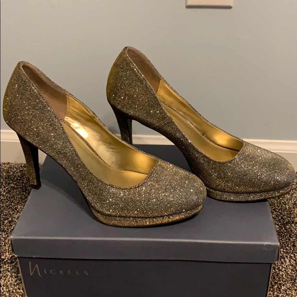 Gold sparkle evening shoe